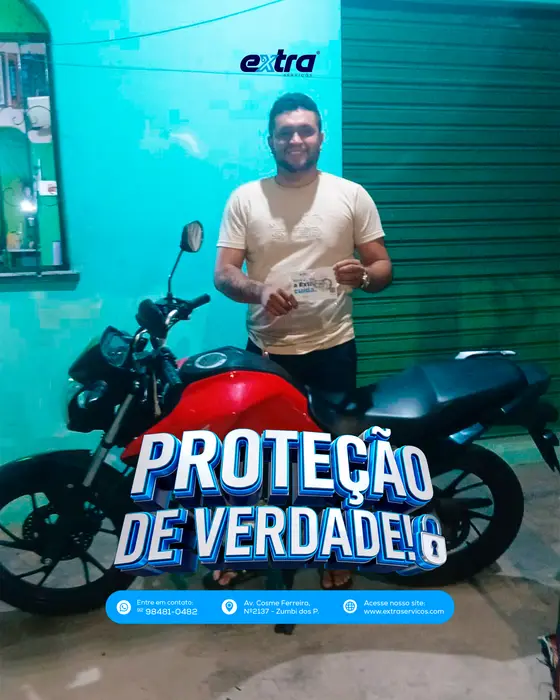 Cliente da Extra Serviços com o brinde da campanha Proteção de Verdade