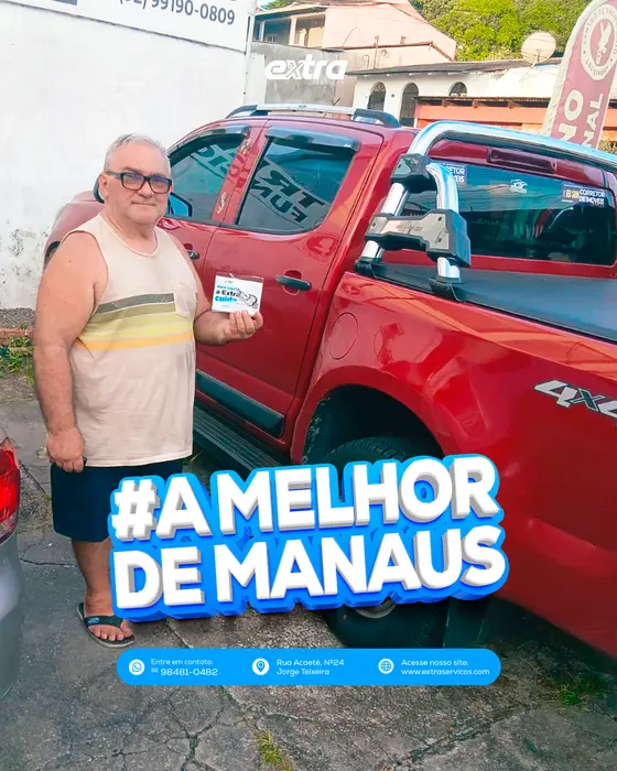 Cliente da Extra Serviços com o brinde da campanha A Melhor de Manaus