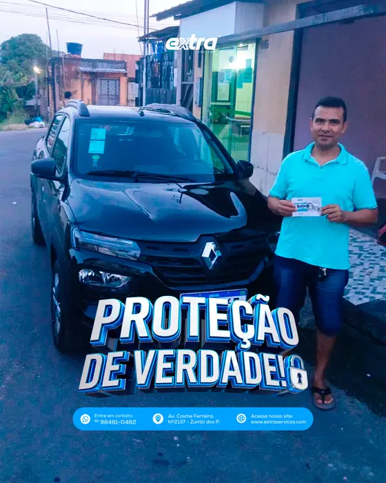 Cliente da Extra Serviços com o brinde da campanha Proteção de Verdade
