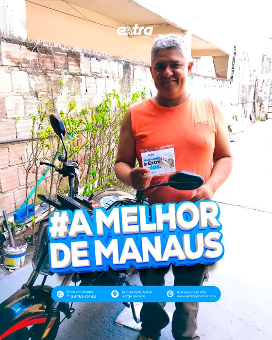 Cliente da Extra Serviços com o brinde da campanha A Melhor de Manaus