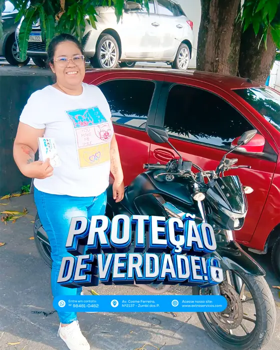 Cliente da Extra Serviços com o brinde da campanha Proteção de Verdade