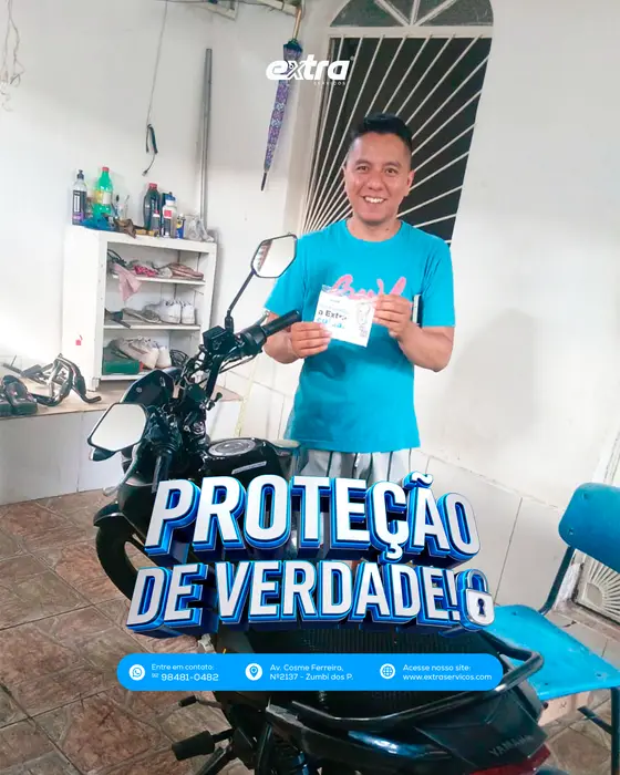 Cliente da Extra Serviços com o brinde da campanha Proteção de Verdade