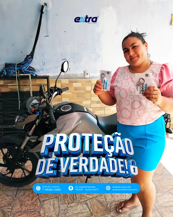 Cliente da Extra Serviços com o brinde da campanha Proteção de Verdade