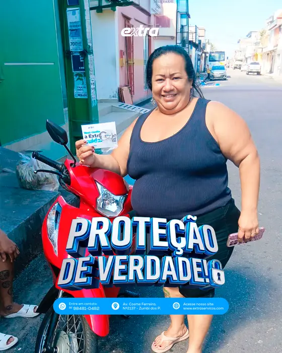 Cliente da Extra Serviços com o brinde da campanha Proteção de Verdade
