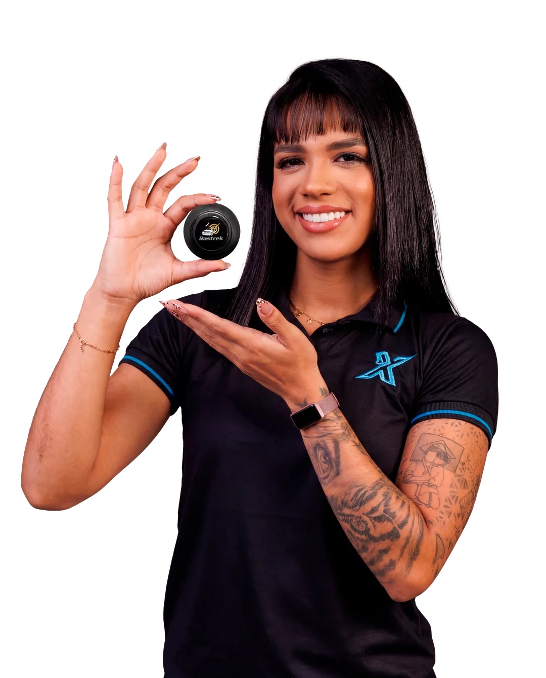 Especialista da Extra Serviços apresentando o rastreador Tag Extra, compacto e portátil de 3cm