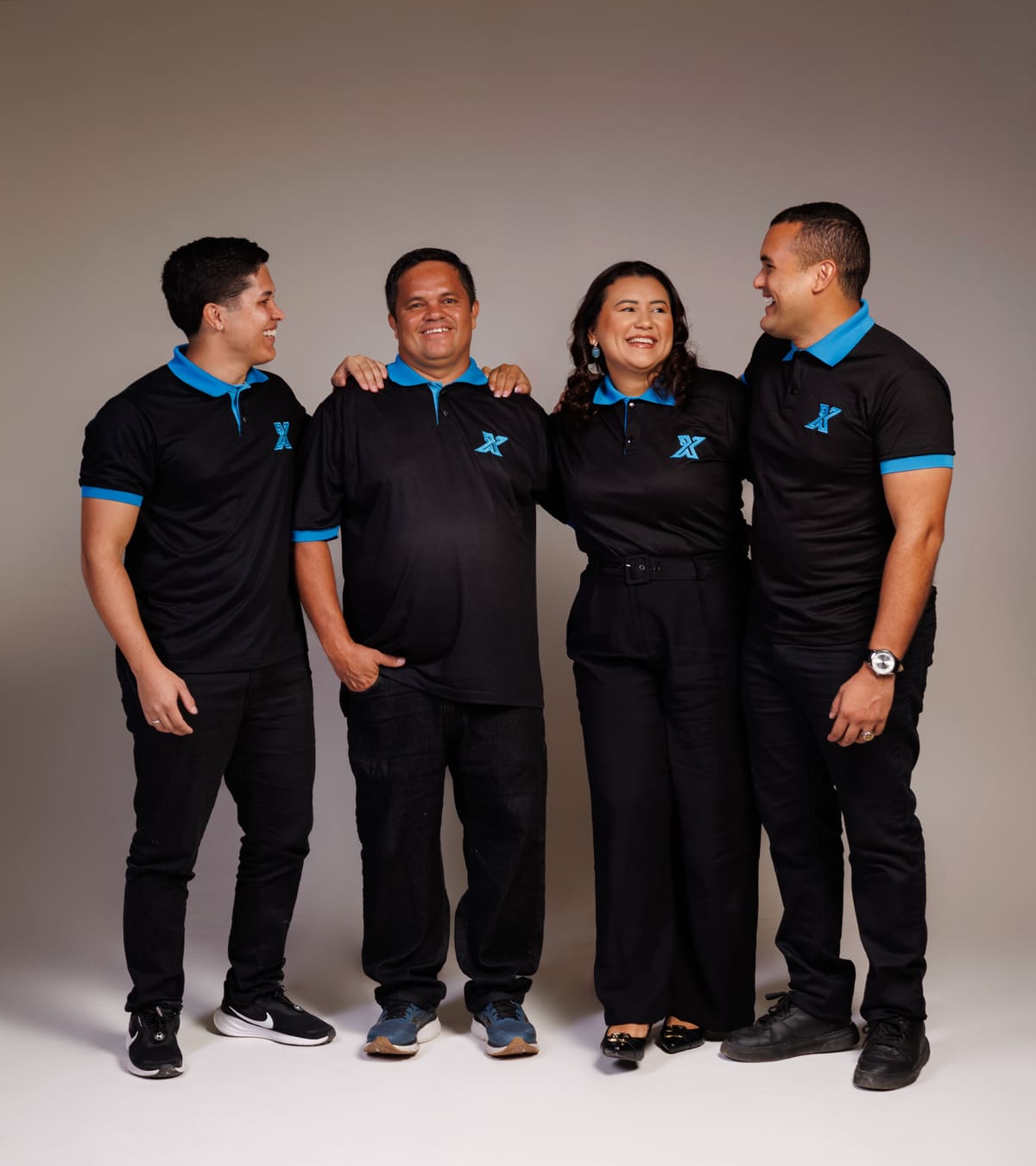 A família Extra Serviços conversando descontraidamente em estúdio